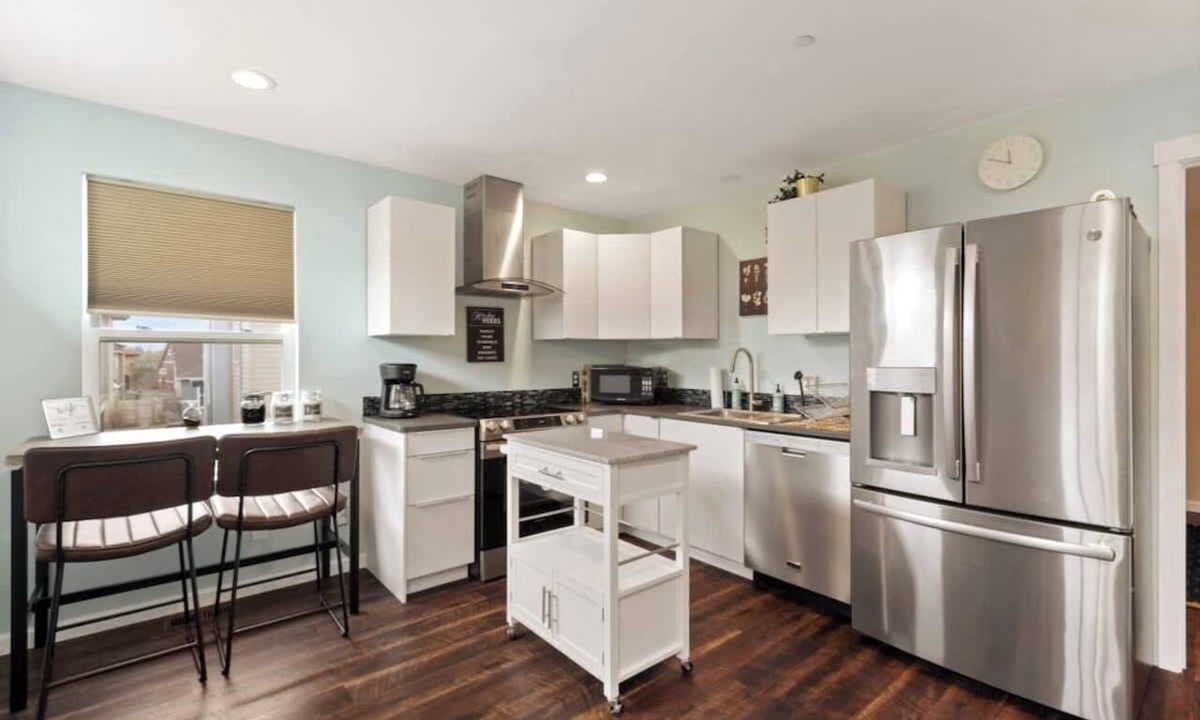 Old Town North Apartment | Bright, Beautiful & Dog Friendly Steps to Old Town