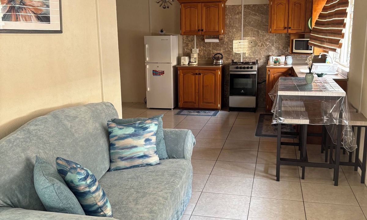Newton Terrace Apartment | Bright & Breezy Budget Stay Near Airport & South Coast(Sleeps 3)