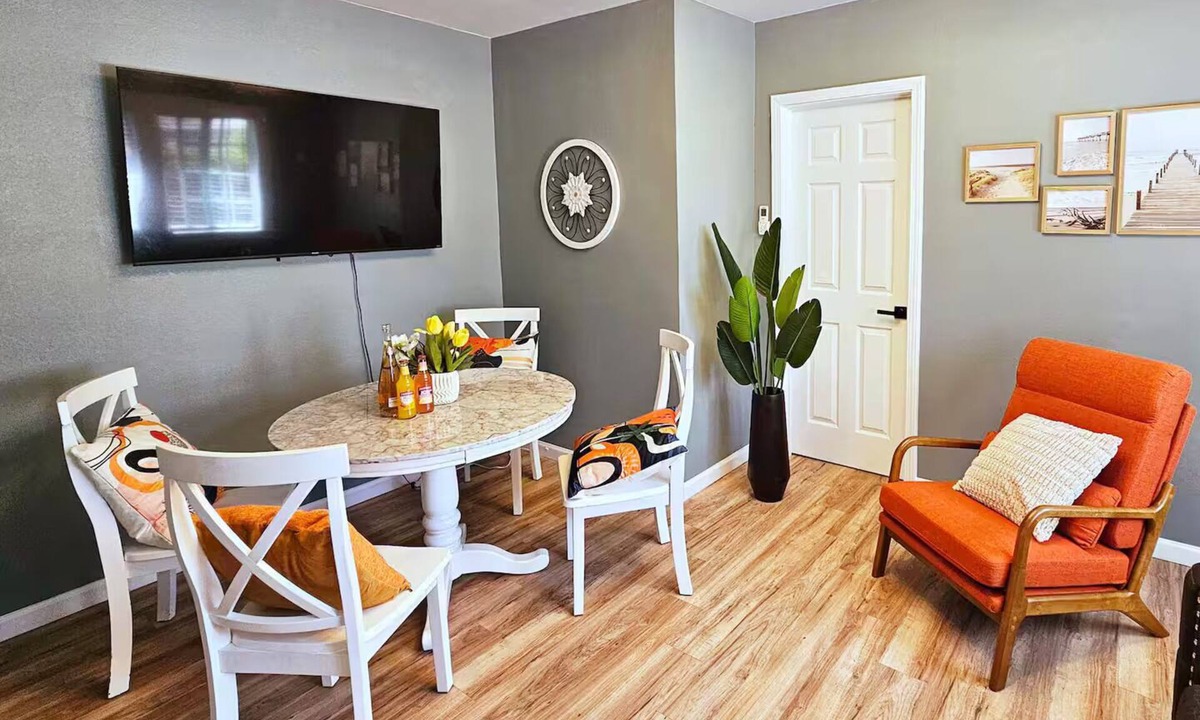Lamanda Park Apartment | Bright Bungalow steps from Caltech & PCC, Close to the Rose Bowl, Kingsize Bed!