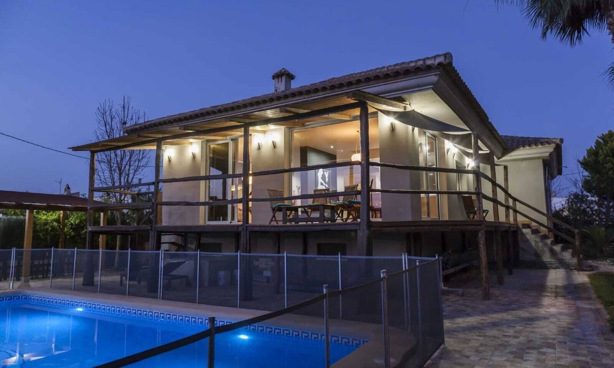 Llano de Brujas House | Bright chalet in the garden