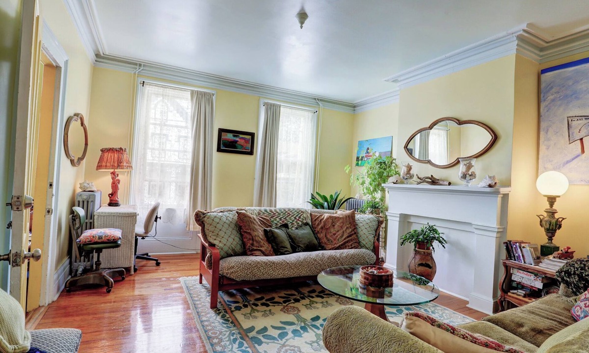 Hudson Apartment | BRIGHT, CHARMING 3-BR WITH GARDEN IN THE HEART OF TOWN