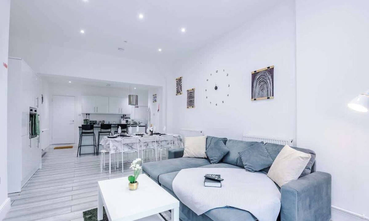 Northwich House | Bright & Charming Home in Hartford, Sleeps 8
