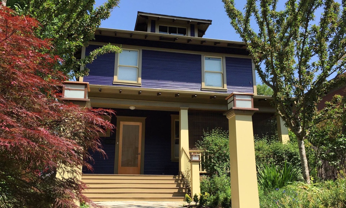 King House | Bright cheery Alberta house—2 bedrooms sunny patio