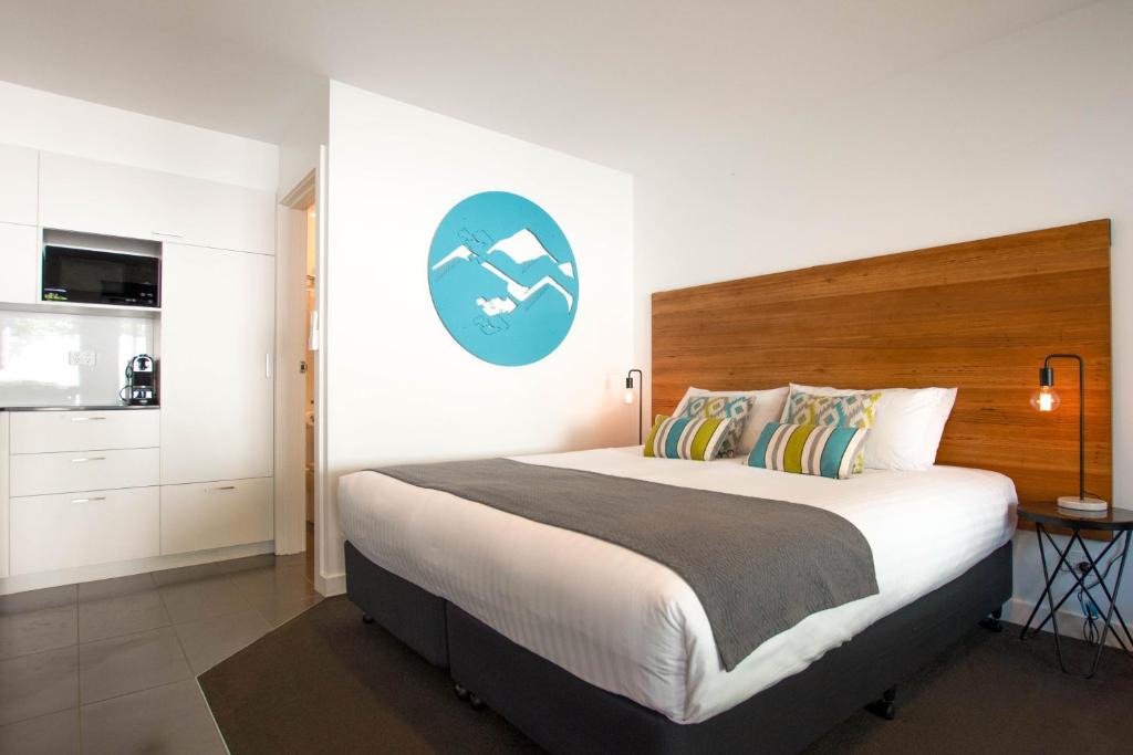 Bright Hotel | Bright Colonial Motel