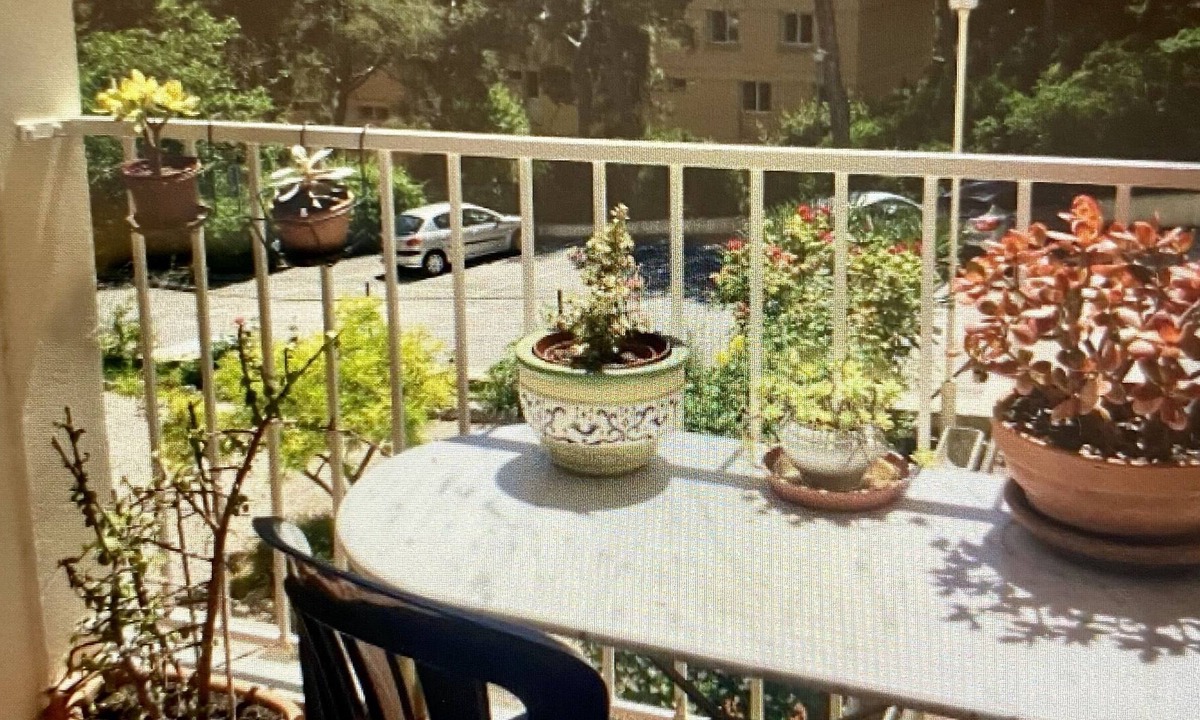 Cassis Apartment | *Bright Comfortable Apartment 5 Min Walk to Town & Beach VERY CLEAN*