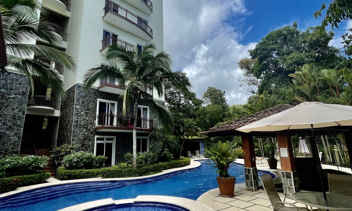 Herradura Condo | Bright Condo with great pool in La Torre Next to Los Suenos