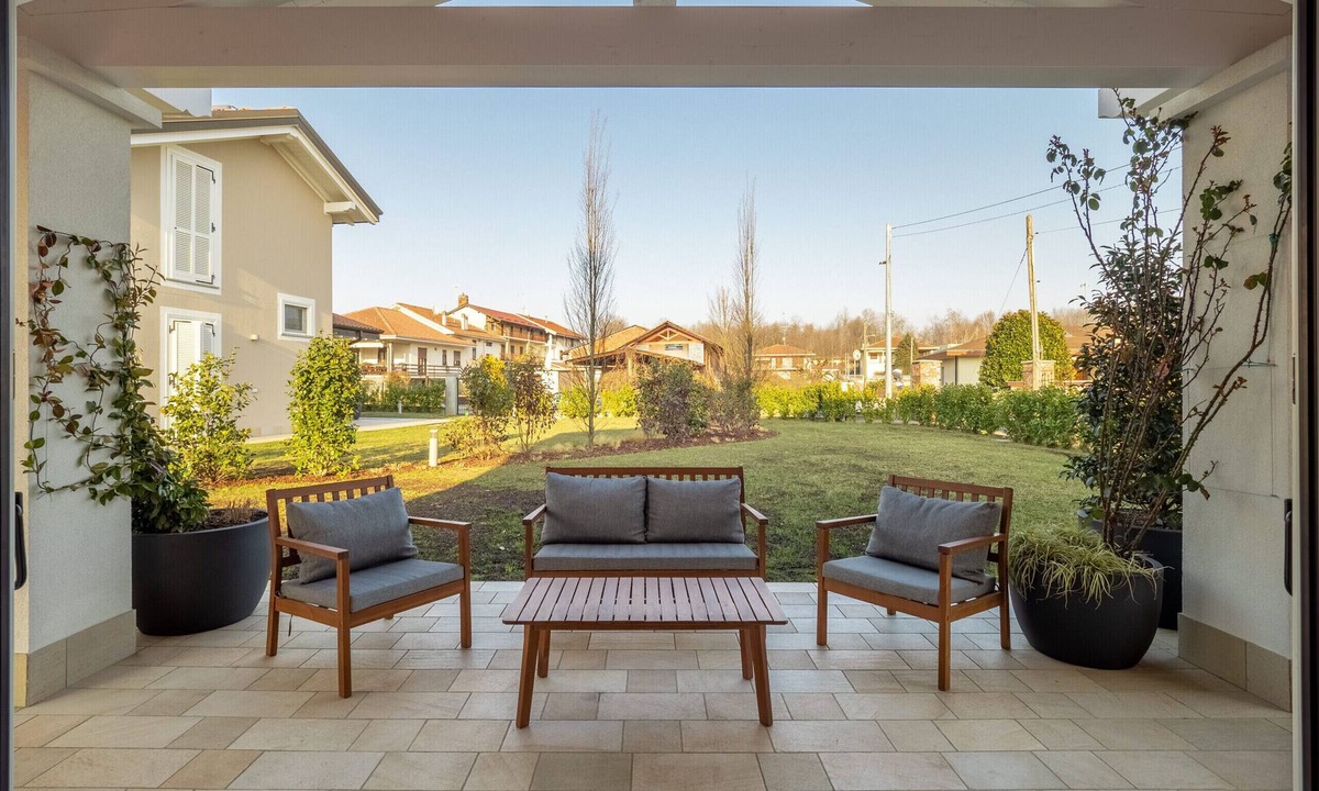 Cressa Ski Chalet | Bright Contemporary Villa with Private Garden next to Bogogno Golf Club