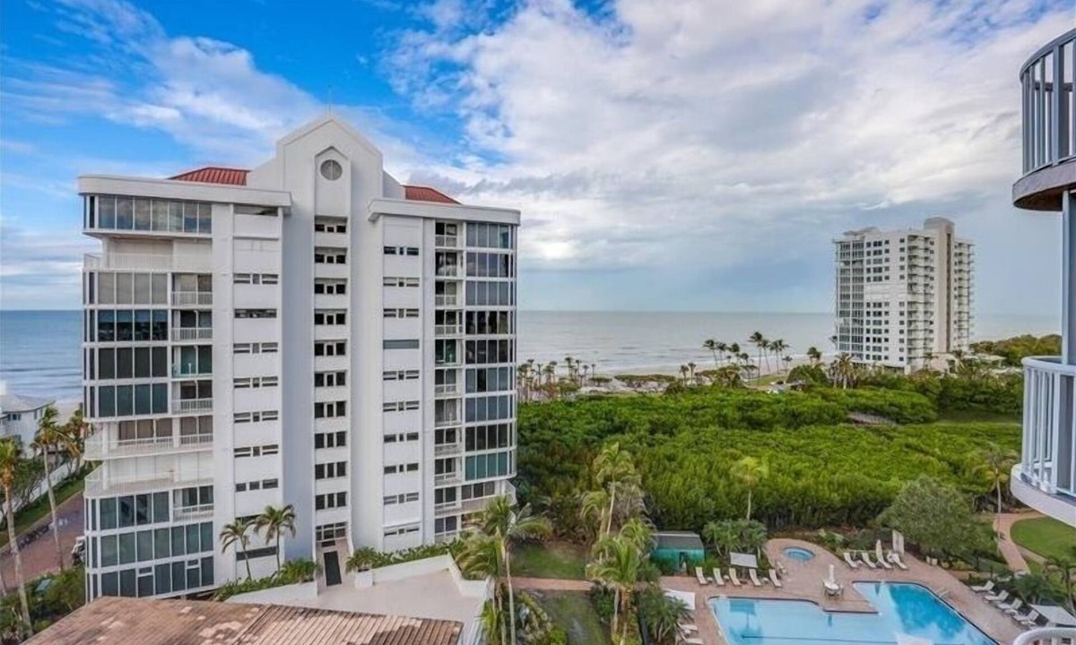 Park Shore Condo | Bright corner unit with stunning Gulf views-CL0701