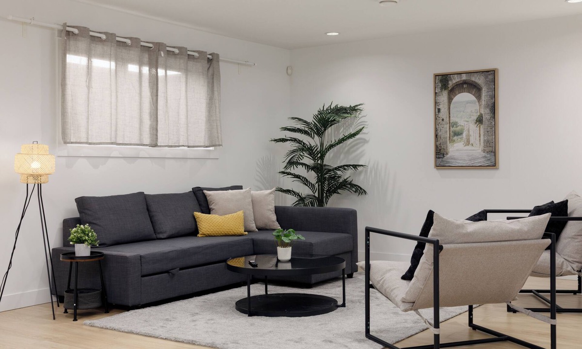 Willoughby House | “Bright, cozy 2‑bedroom basement suite in a quiet, family‑friendly area. Near Langley Events Centre and close to Willoughby Town Centre, Willowbrook, Costco, Walmart, cafés, parks, and Hwy 1 for easy travel across the Lower Mainland.