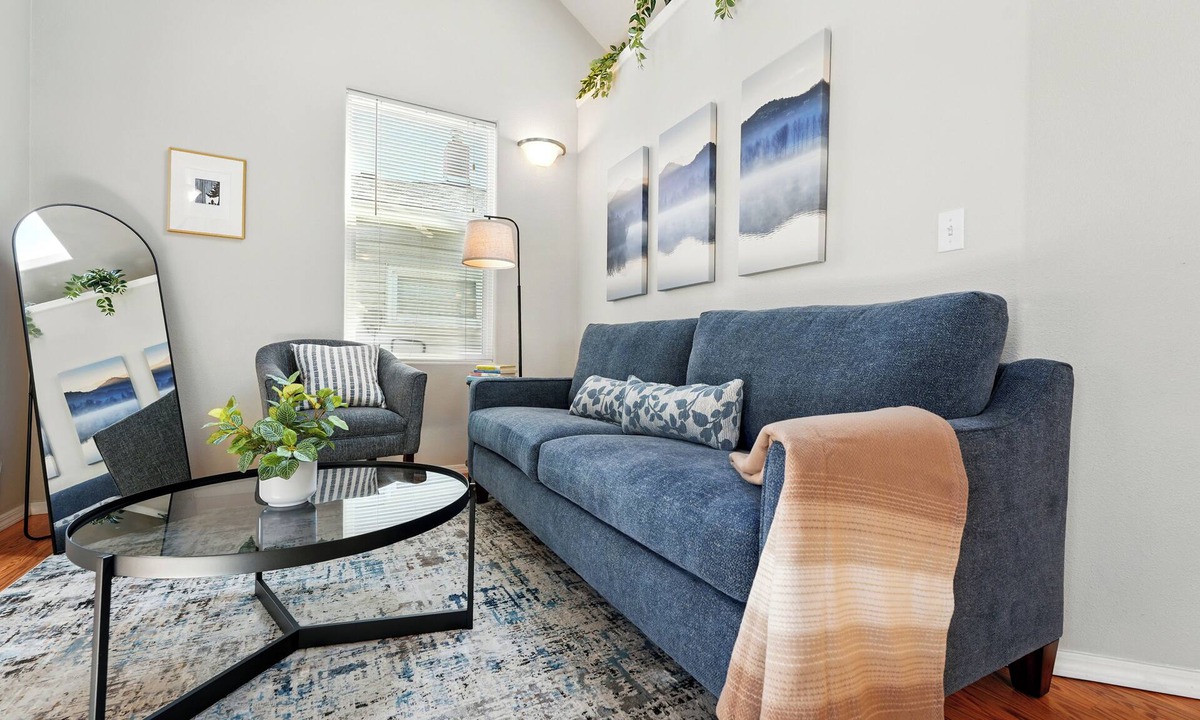 Alberta House | Bright & Cozy Alberta Cottage w Laundry Fast WiFi- 2blks to food & fun!