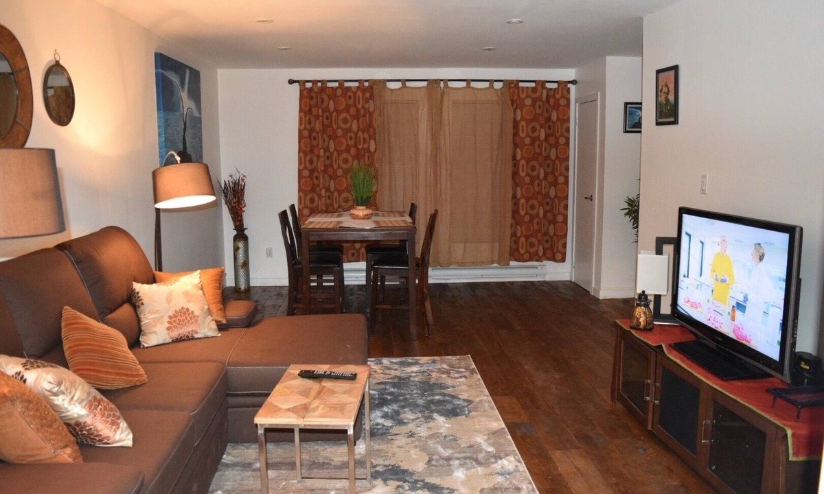 Woodbine - Lumsden Apartment | Bright, Cozy Apartment on Danforth Village.