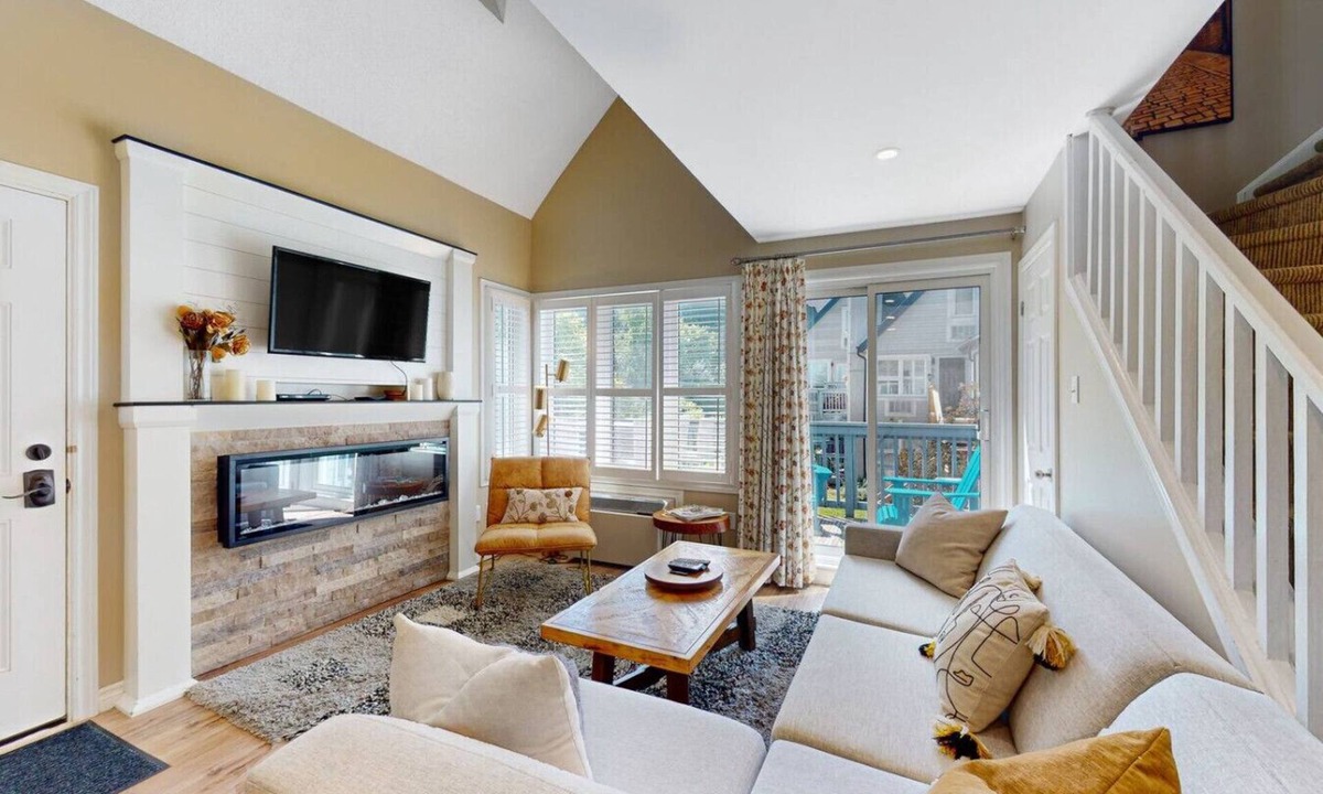 Craigleith Condo | Bright Creekside Condo - Pool, Hot Tub, Tennis!