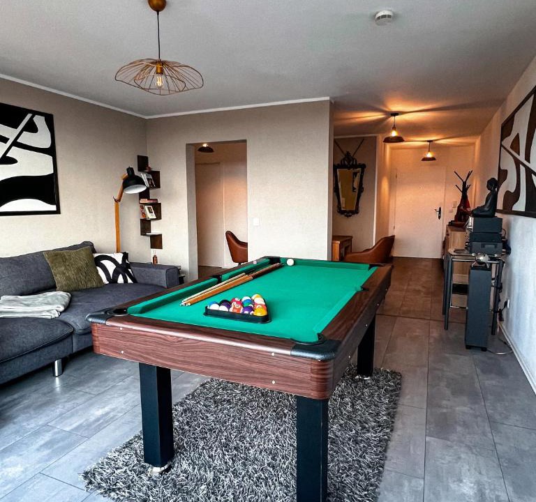 Im Freihofl Apartment | Bright designer apartment with pool table & 2 balconies