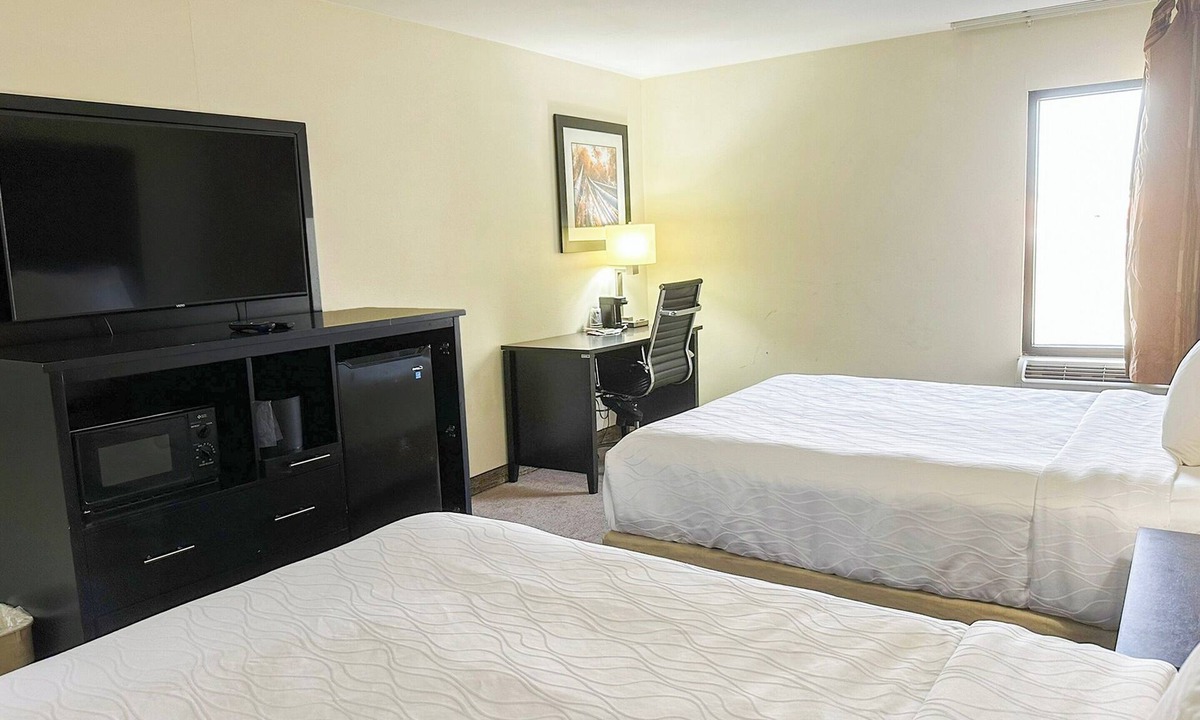 Mount Berry Hotel | Bright Double Queen Stay | 2 Rooms | Family-Friendly Room Near Dining & Parks