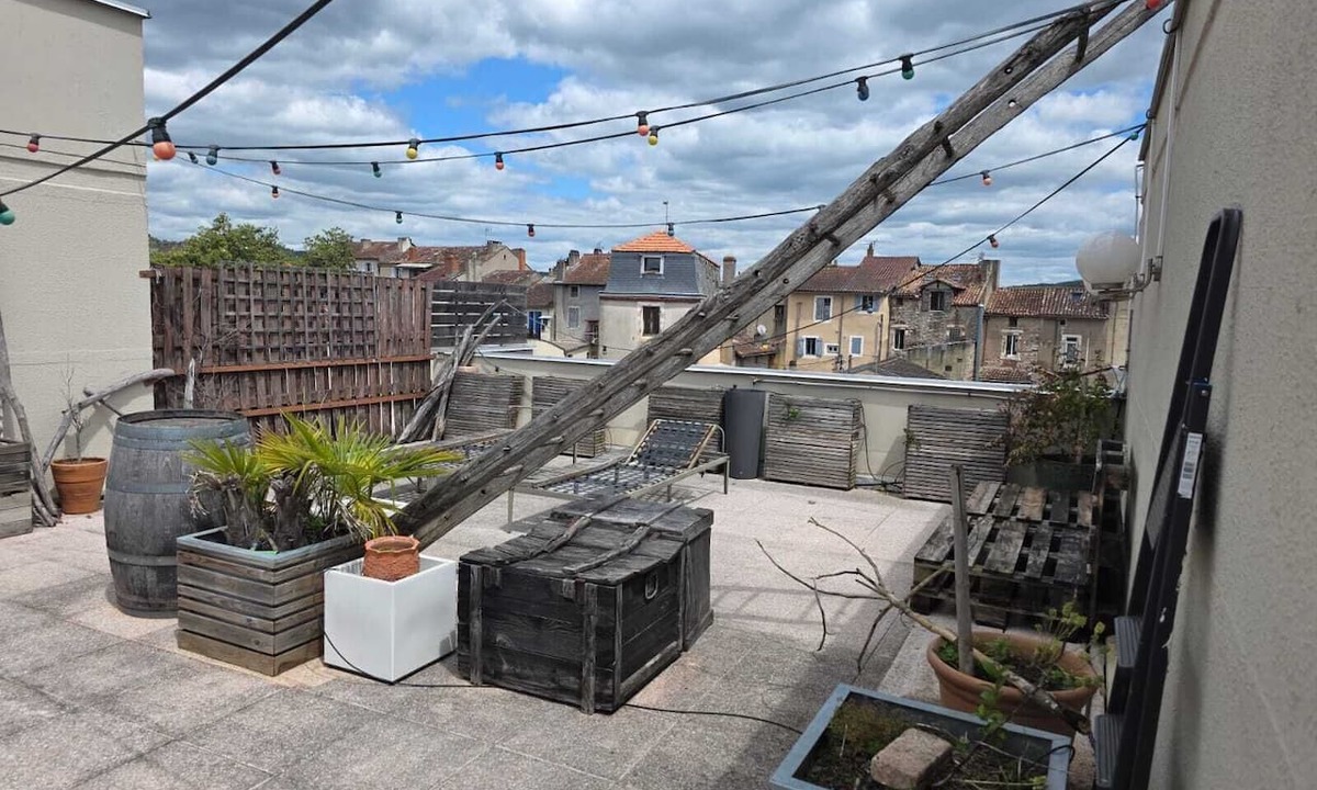 Cahors Apartment | Bright, dual-aspect rooftop apartment in the heart of Cahors, with 2 bedrooms and 2 large terraces