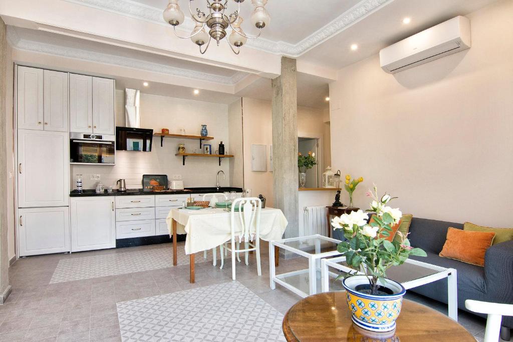 Figares Apartment | Bright & Elegant City Centre 3 bedroom Apartment