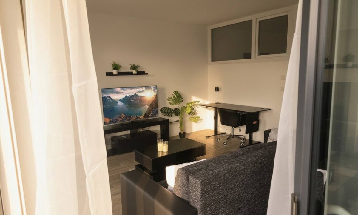 Muhlburg Apartment | Bright First-Floor Comfort – Balcony & Parking - APOLONIAliving