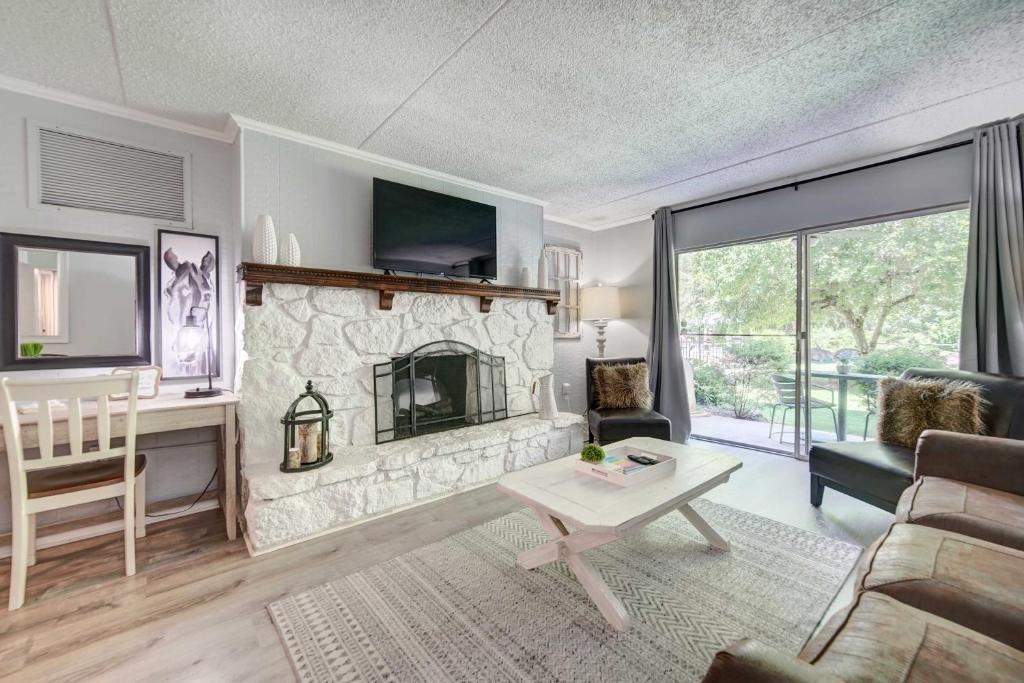 Gatlinburg Apartment | Bright Gatlinburg Condo Less Than 1 Mi to Main Strip!