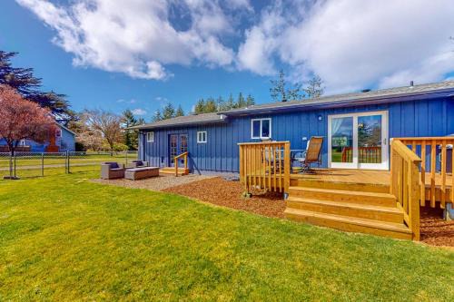 Ocean Park House | Bright home with large yard deck & firepit - walk to the beach