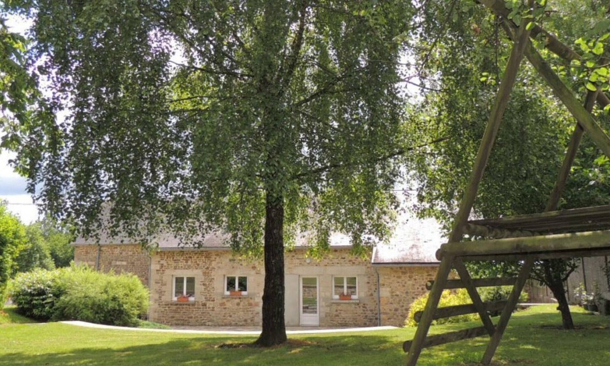 Rouperroux Cottage | Bright house with enclosed garden and terrace for 9 people near Écouves forest