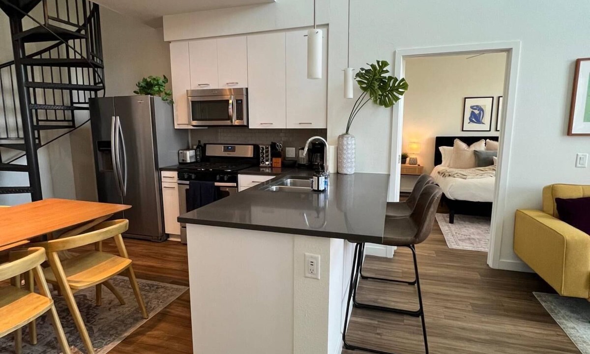 Westpark Apartment | Bright, Luxe, Best Location Mins to SNAn n