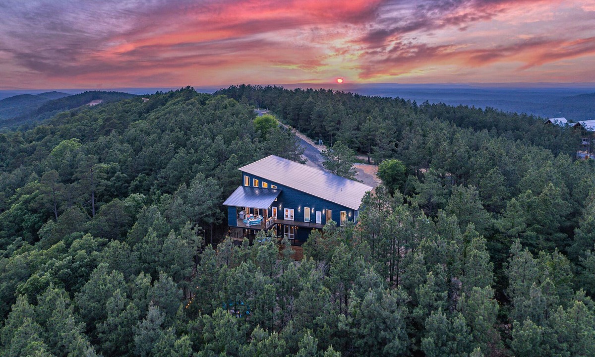 Broken Bow Cabin | Bright Luxury Cabin w/Views! Designed for Groups!