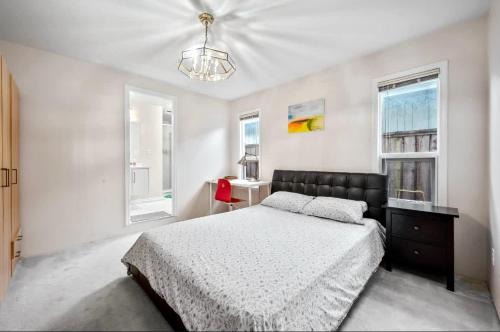 Steveston House | Bright Maple Suite