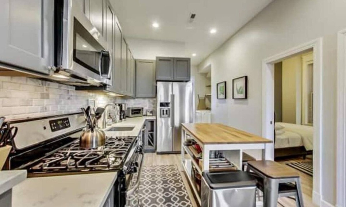 Tri-Taylor Apartment | Bright Med District 2Bd/2Ba w/Garage
