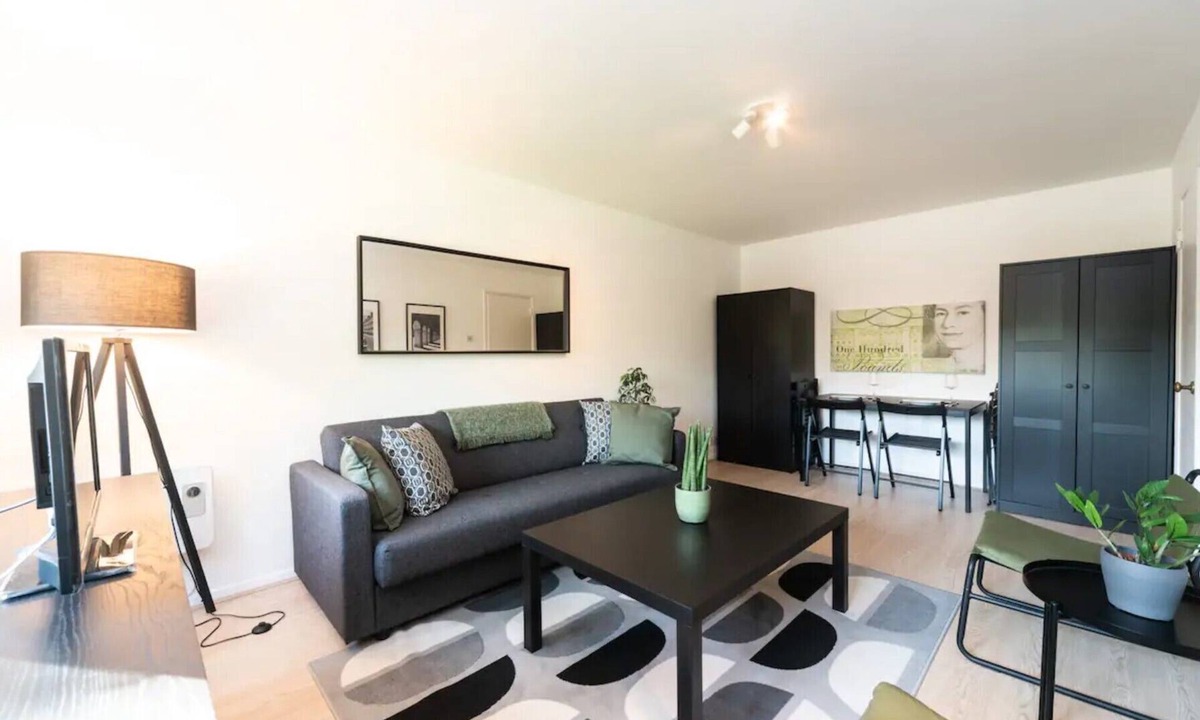 Fulwell and Hampton Hill Apartment | Bright modern 1 bed near Bushy Park, Richmond and central London access