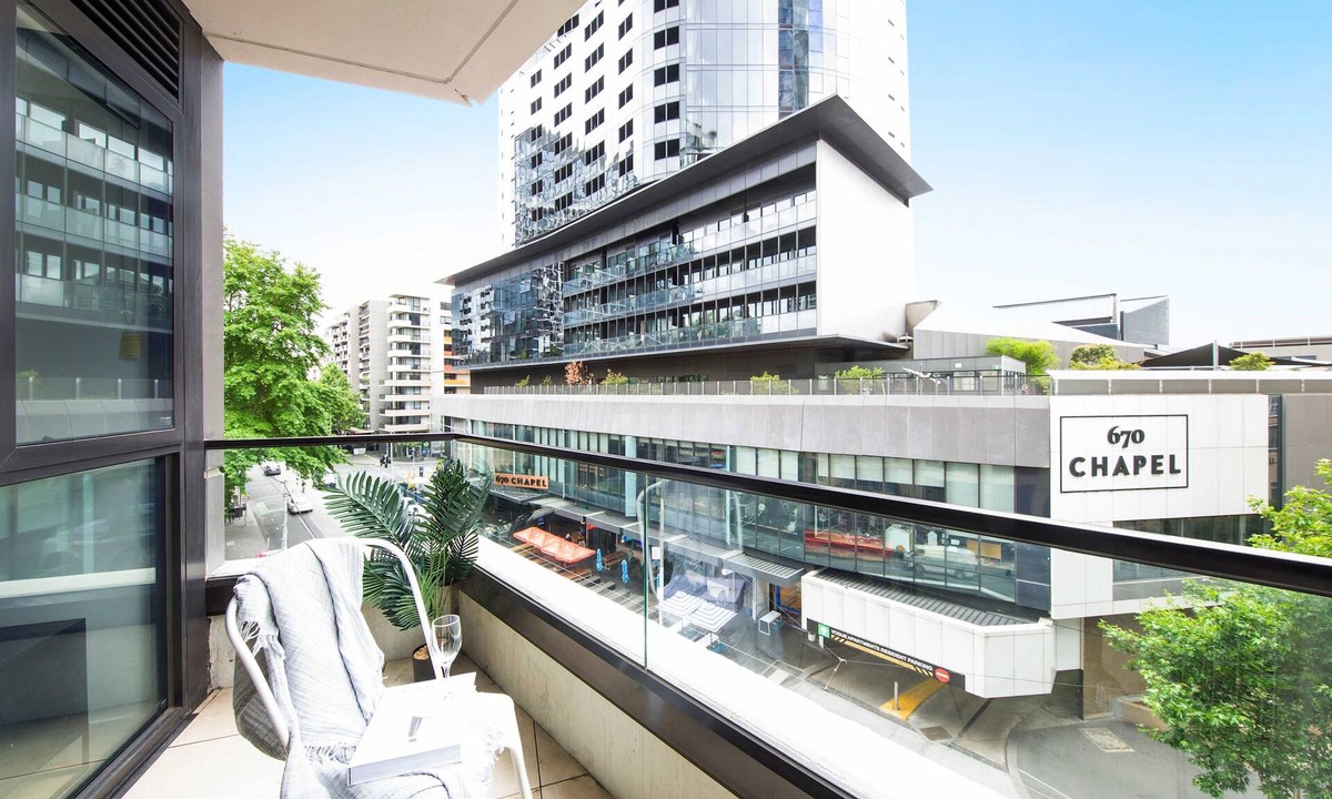 South Yarra Apartment | Bright & Modern 2BR Apt on Iconic Chapel Street