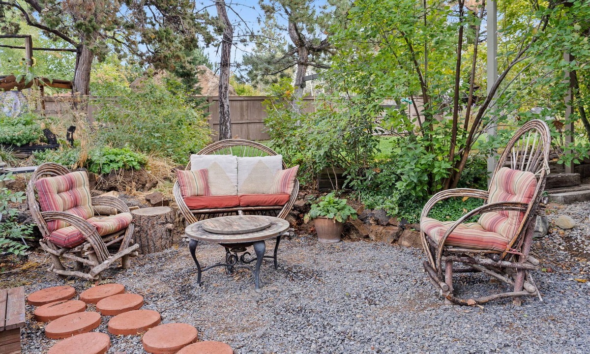 Bend House | Bright & Modern Near Downtown & 1st Street Rapids - Walk Downtown Along River