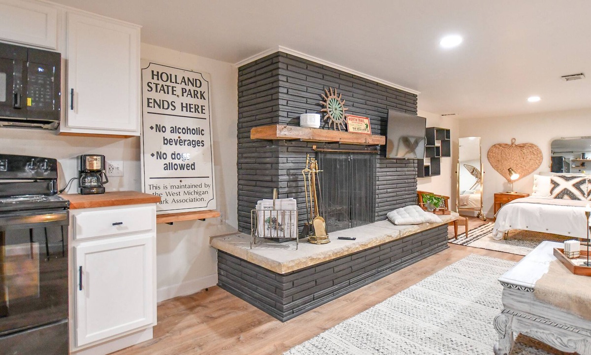 Allouez Apartment | Bright & Modern Open Concept Studio I Fireplace