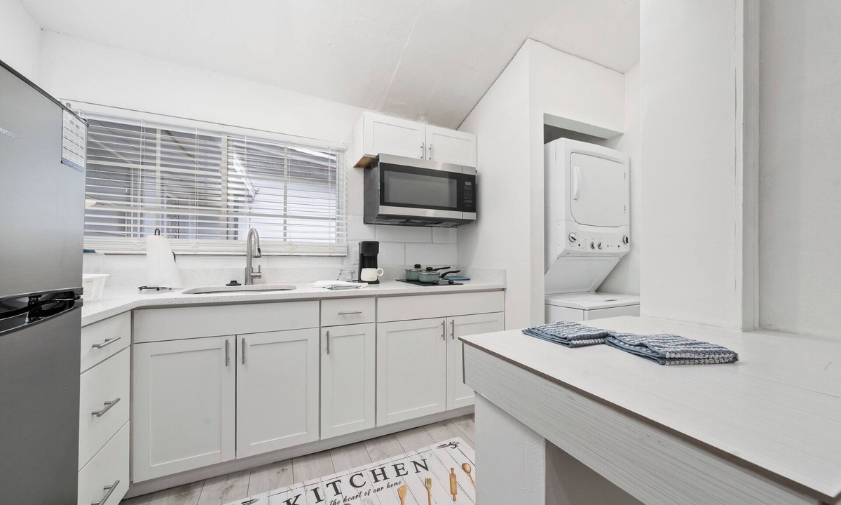Sanford Apartment | Bright Modern Studio, Sleeps 3