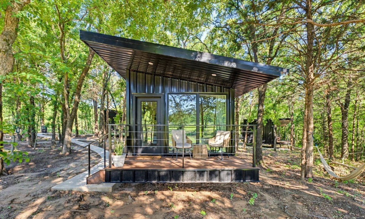 Alvord Cabin | Bright Modern Treehouse with Pickleball Court Near LBJ Grasslands | Alvord, Texas