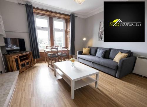 Glenisla Apartment | ☆ Bright, Modern West-End Apartment ☆