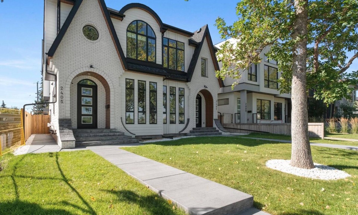 Southwest Calgary House | Bright/New & Spacious 3BR/2BA – Central Location