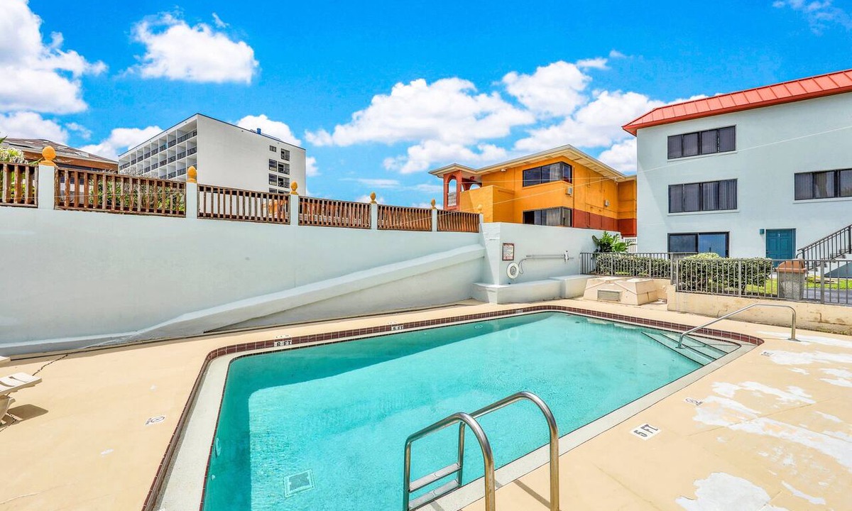 Seabreeze Park Condo | Bright Oceanfront Condo w/Balcony, Pool & Beach Access