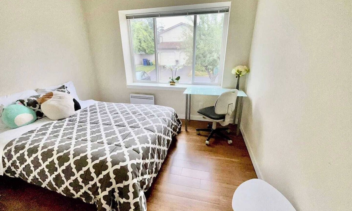 Haller Lake House | Bright Peaceful Private Room in North Seattle Great Transit Access
