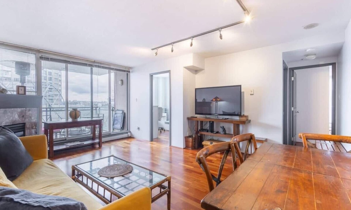 Crosstown Apartment | Bright & Relaxing Downtown Haven ~ City View ~ Pkg
