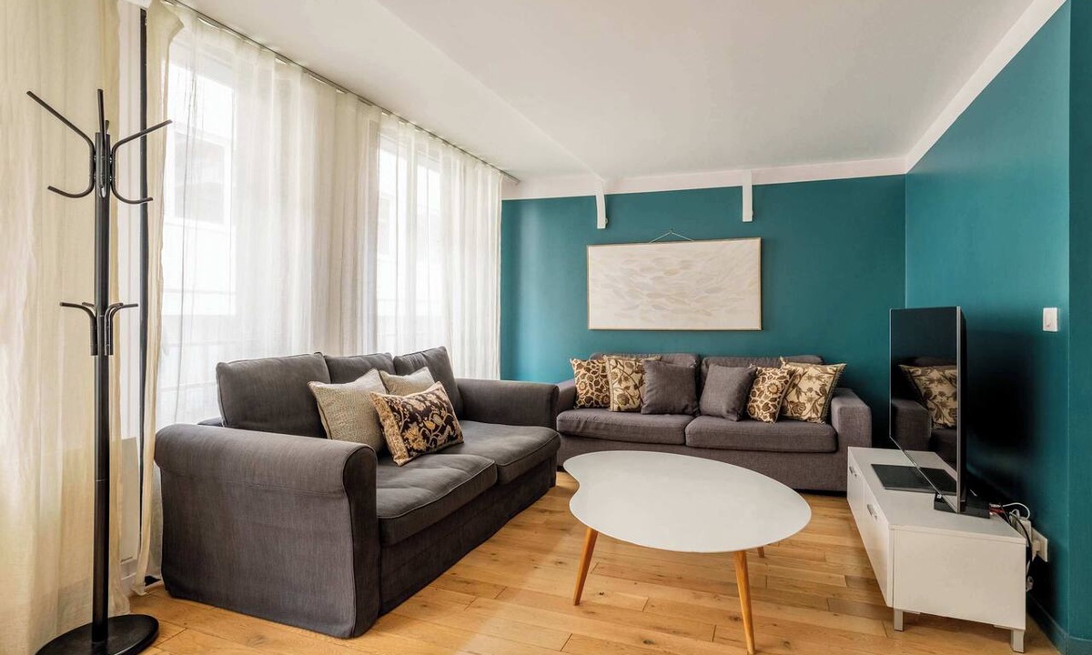 Quartier Saint-Ambroise Apartment | Bright & renovated 3BD for 8 guests in Le Marais!