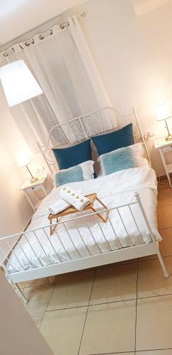 West Bank House | Bright Renovated Room Close to Everything
