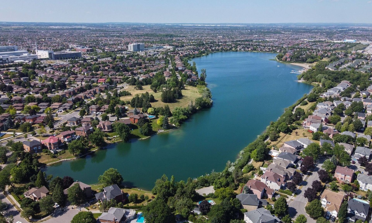 Brampton House | Bright & Roomy 3BR Suburb Stay Near Lake of Dreams