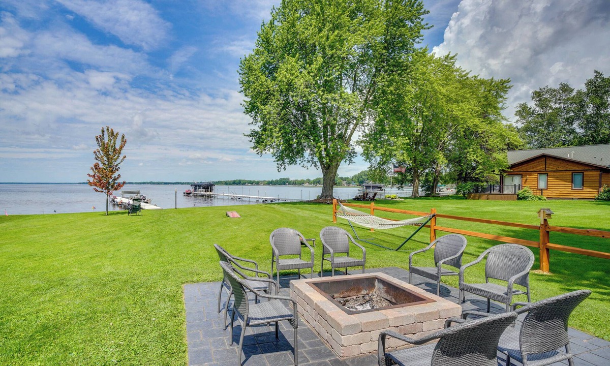 Cecil House | Bright Shawano Lake Oasis - Walk to Boat Launch!