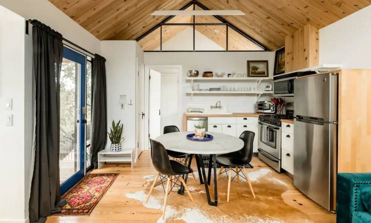 Bouldin Apartment | Bright South Congress Studio Treehouse + Parking