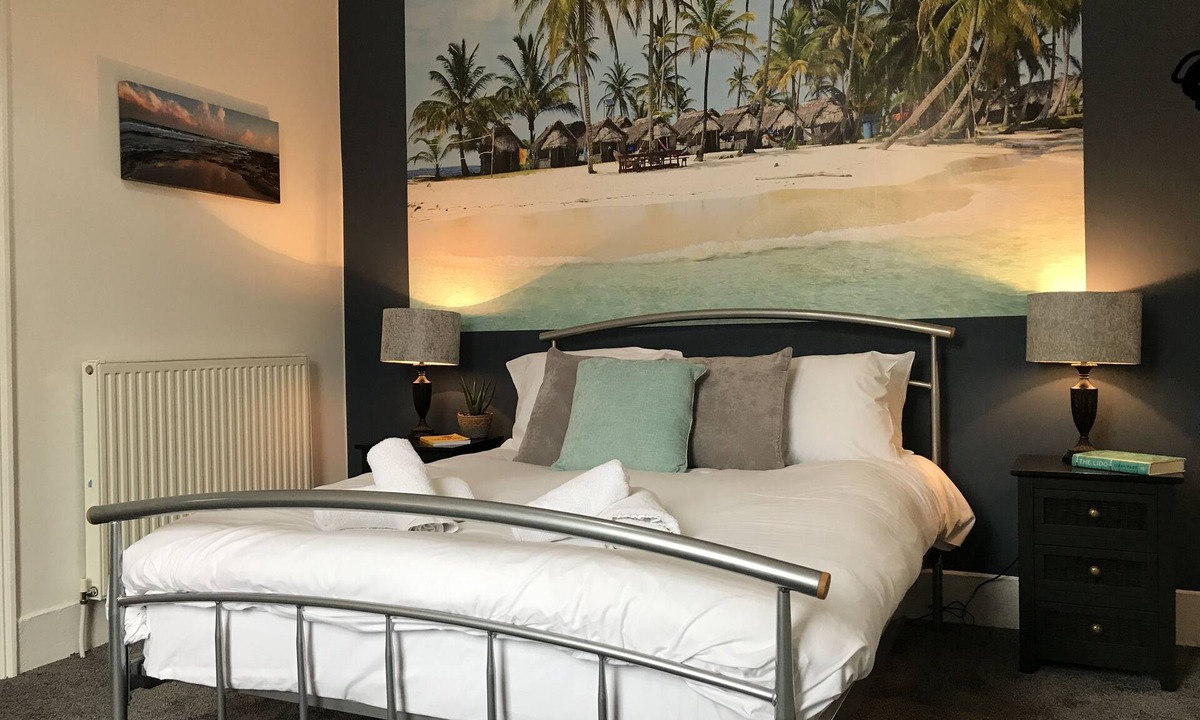 Preston House | Bright Spacious 3-bed with office & patio, Preston
