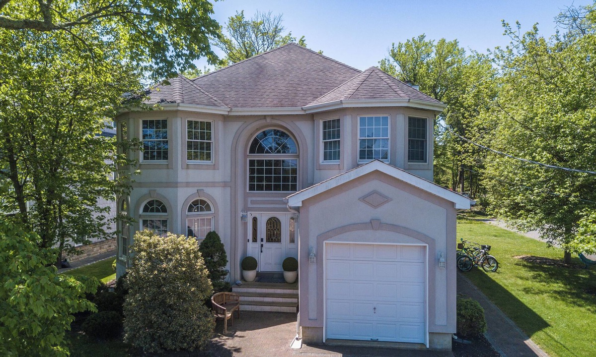 Avon House | Bright, Spacious 4-bdrm Bay Head Shore Home - super close to beach, lake & town