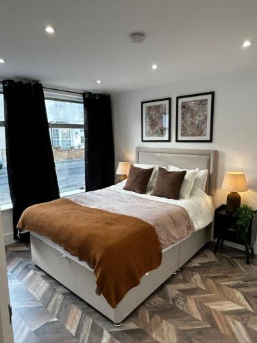 Worcester Park Apartment | Bright & Spacious 4-Bedroom Home Near London