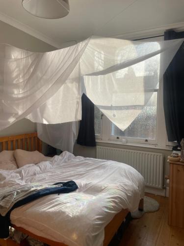Kennington Apartment | Bright Spacious and Centrally Located