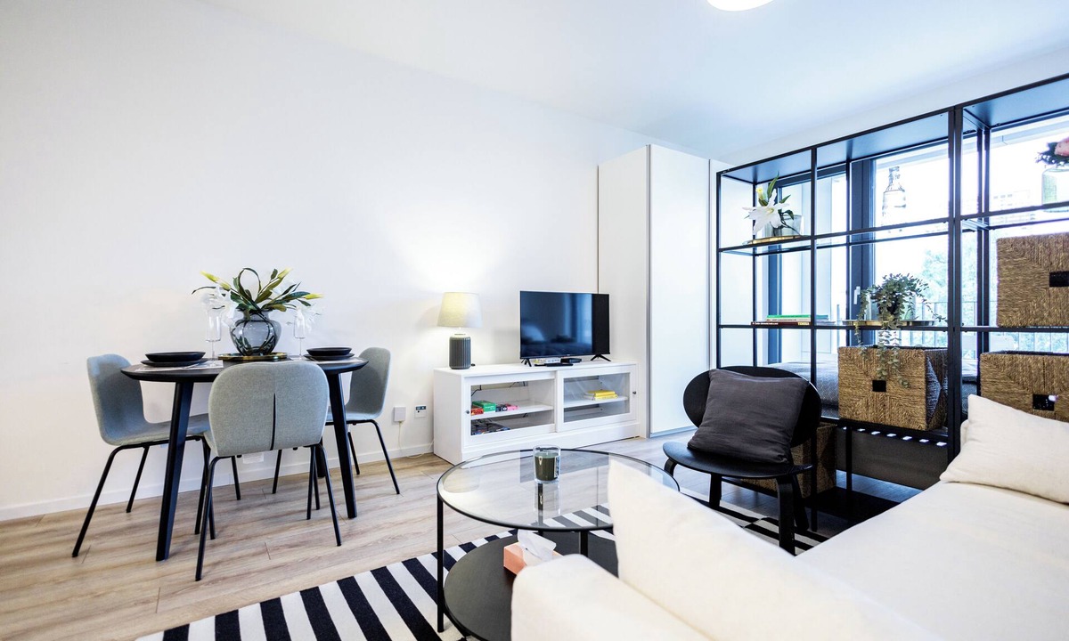Nivy Apartment | Bright & Spacious Apartment/Garage + Balcony