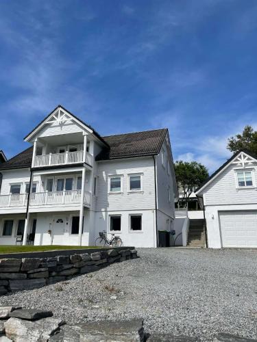 Valderhaugstranda Apartment | Bright & Spacious Apartment by the Sea, Free Parking, 10min to Airport, 12min to Ålesund